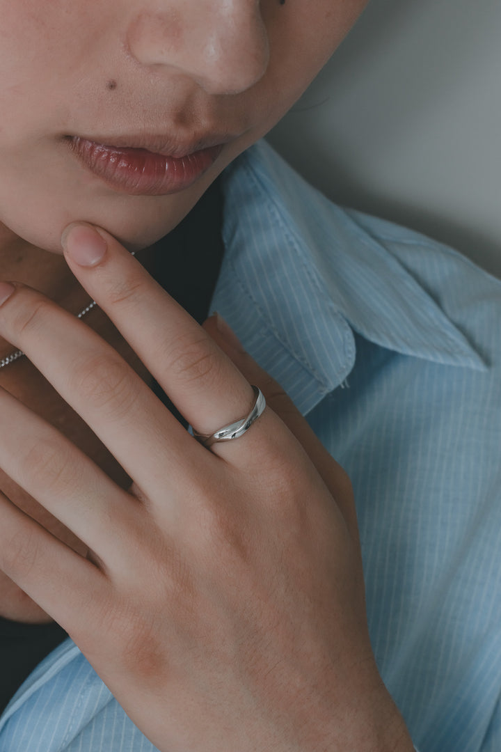 Crossed ring
