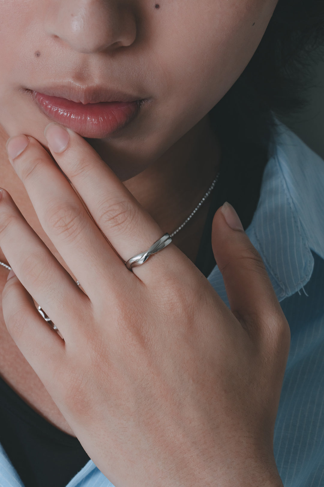 Crossed ring