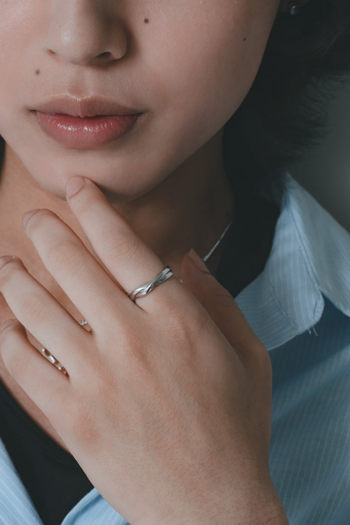 Crossed ring