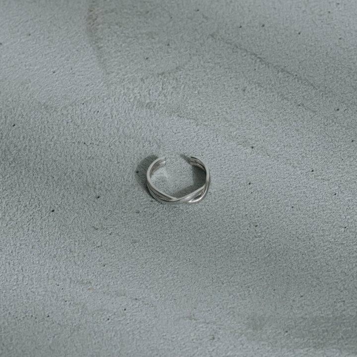 Crossed ring