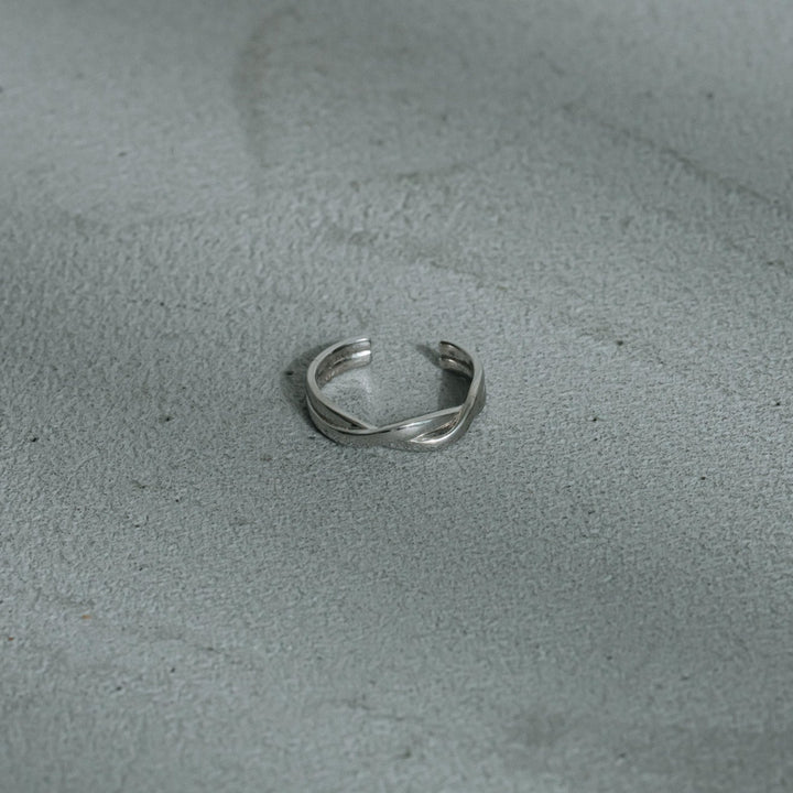 Crossed ring
