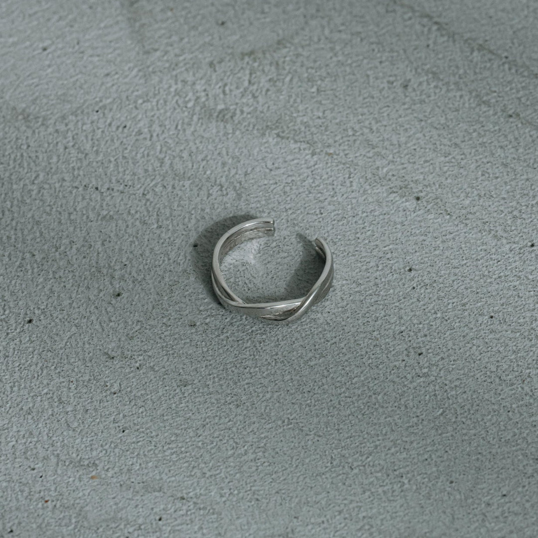 Crossed ring