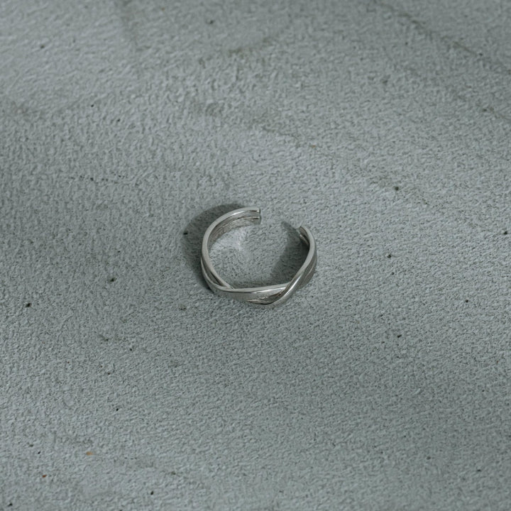 Crossed ring