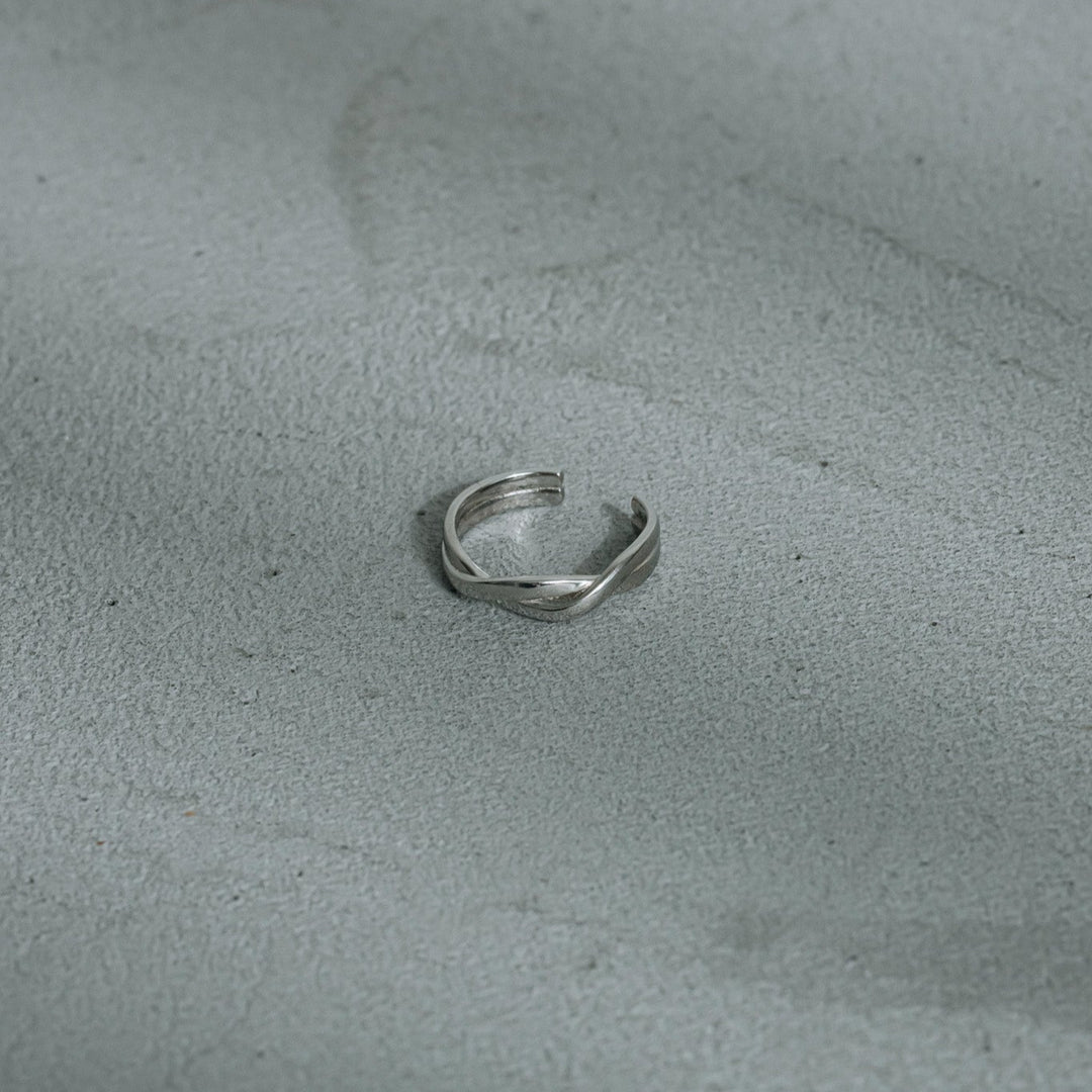 Crossed ring
