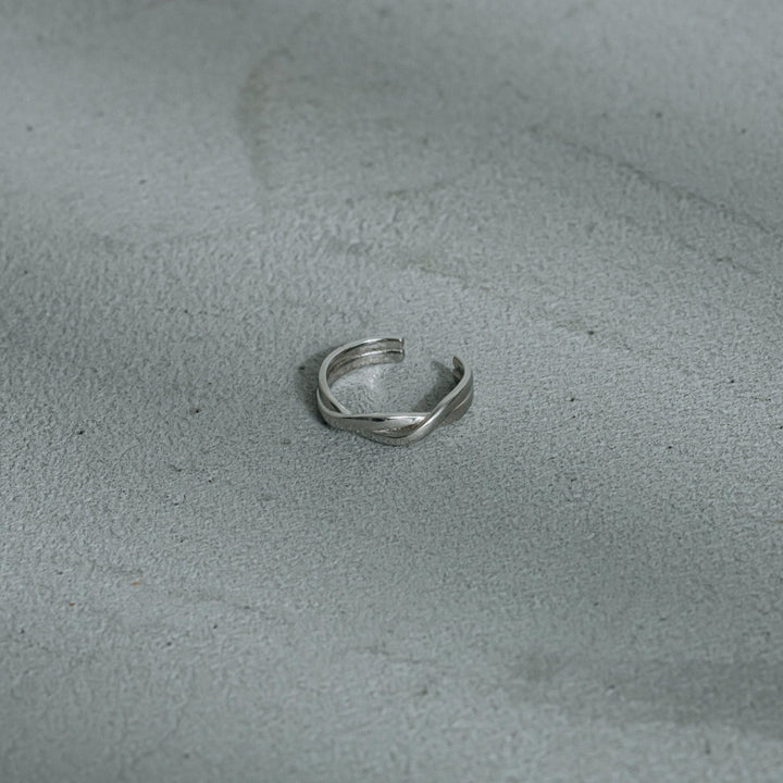 Crossed ring