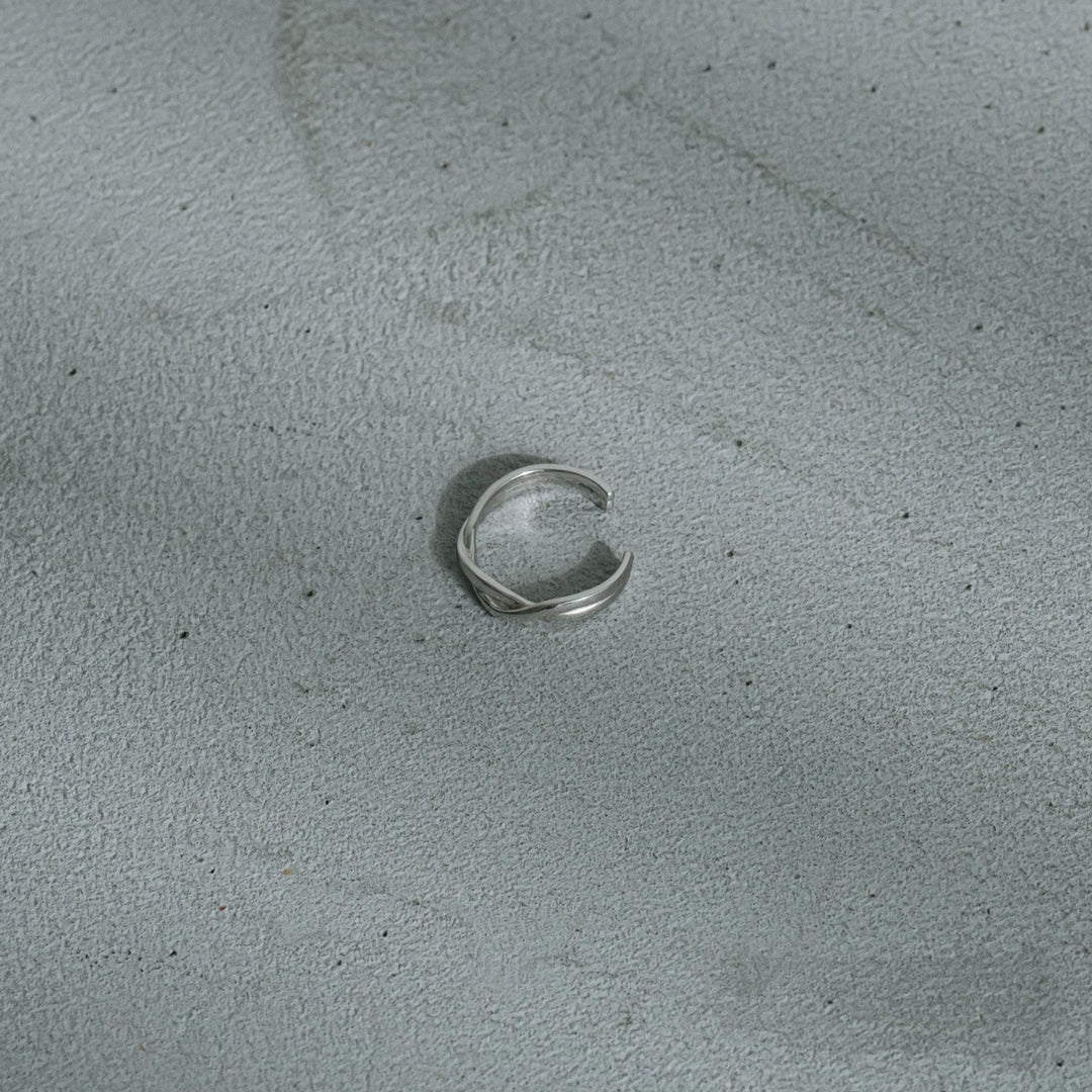 Crossed ring