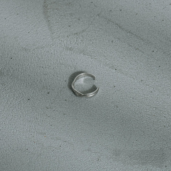 Crossed ring
