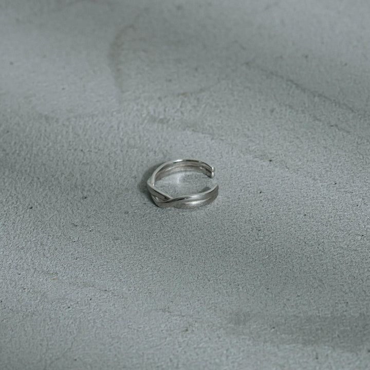 Crossed ring