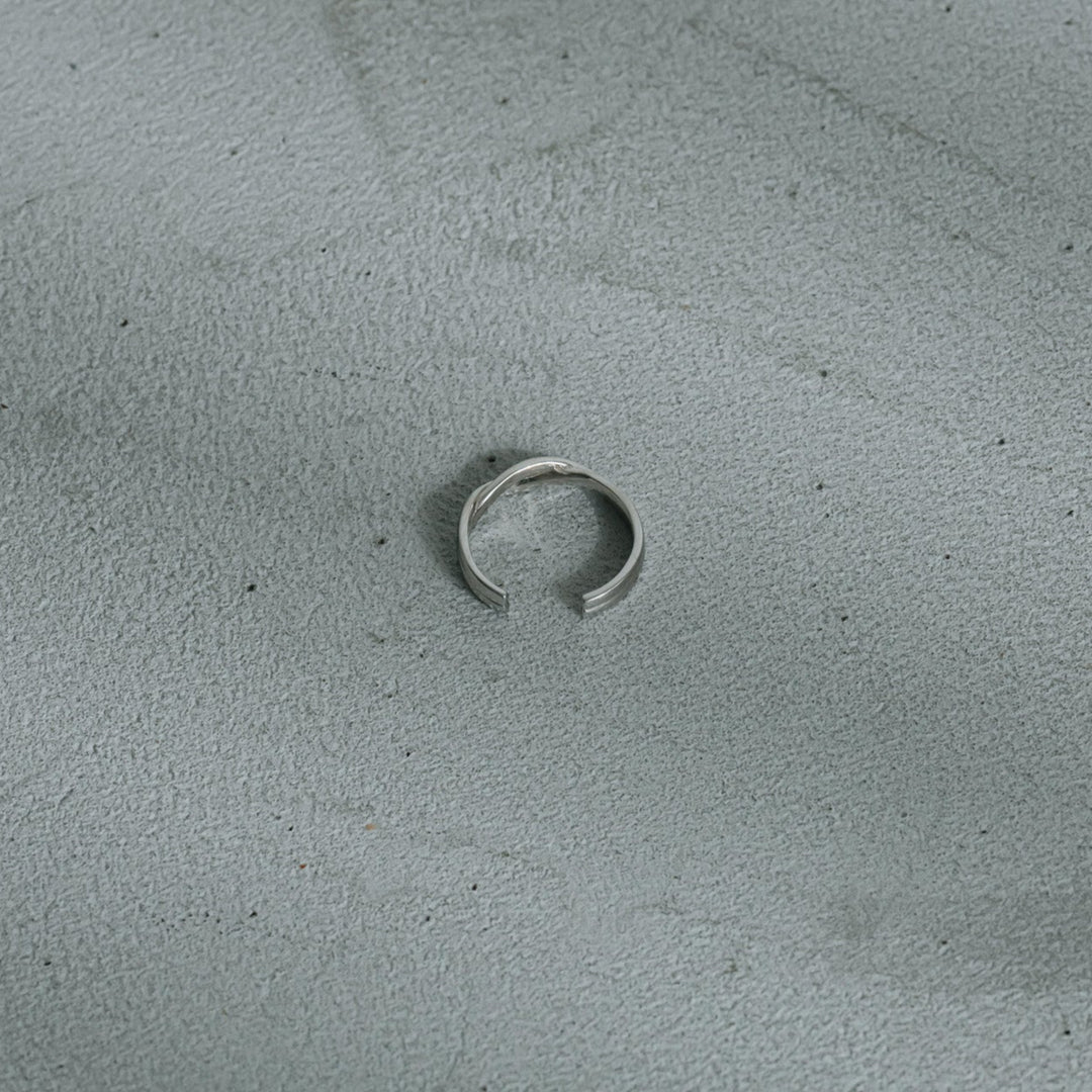 Crossed ring
