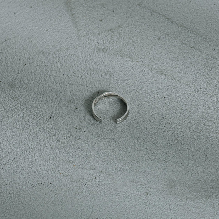 Crossed ring
