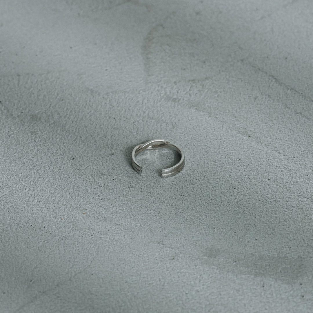 Crossed ring