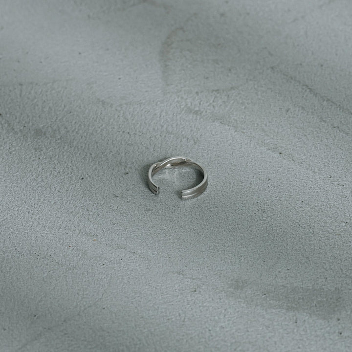 Crossed ring