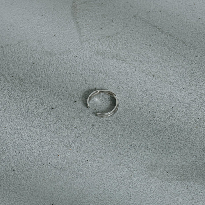 Crossed ring