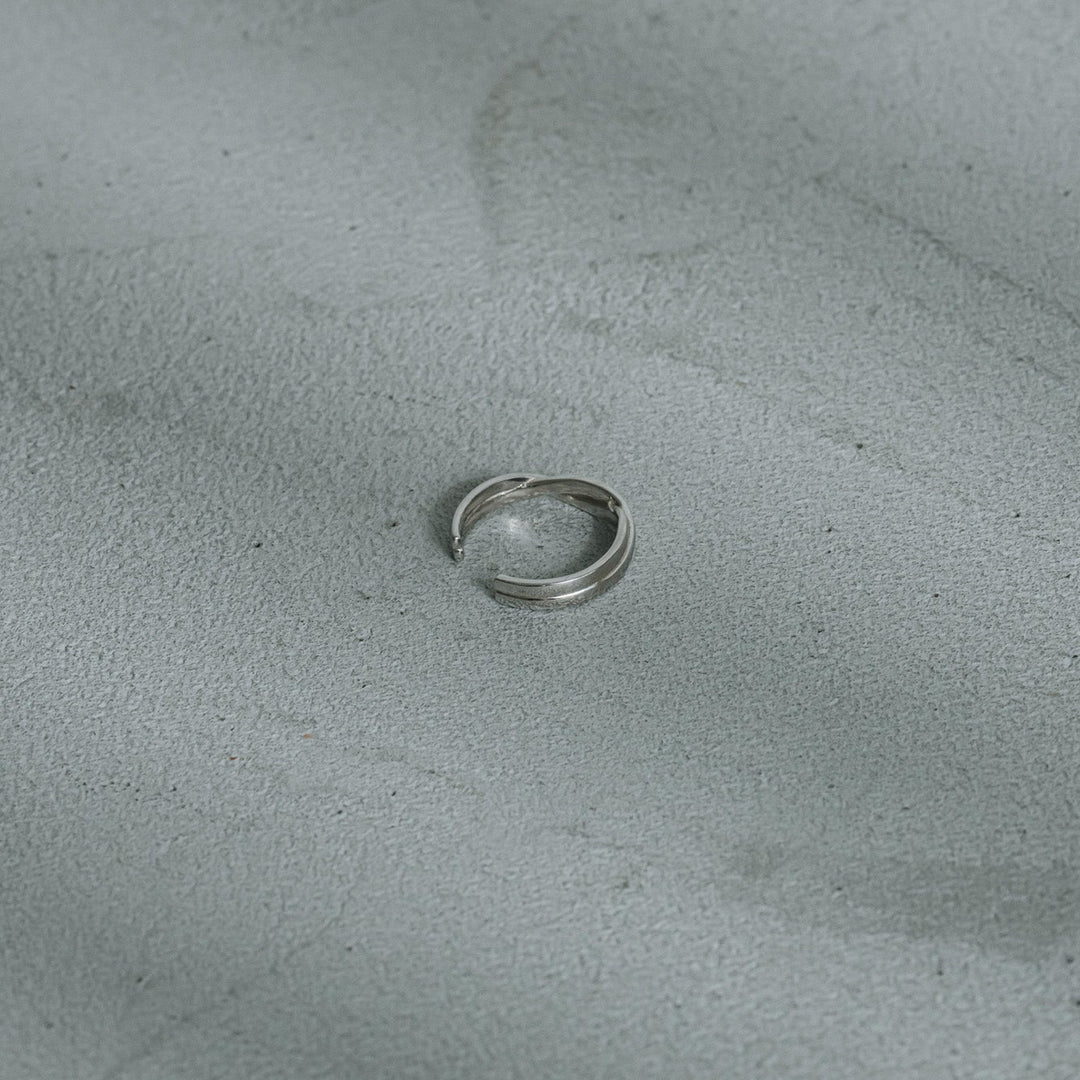 Crossed ring