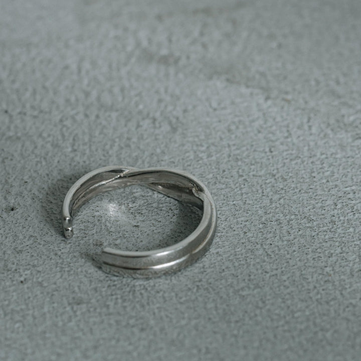 Crossed ring